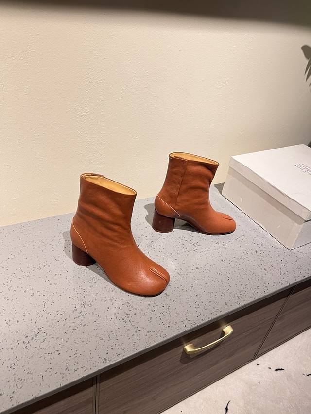 Maisonmargiela MM6马吉拉经典分趾靴系列！ 代购版本！辨识度极高，舒适度满分，不会过时的决绝子单品； 搭配各种风格都可轻松驾驭 小短腿的福音 上