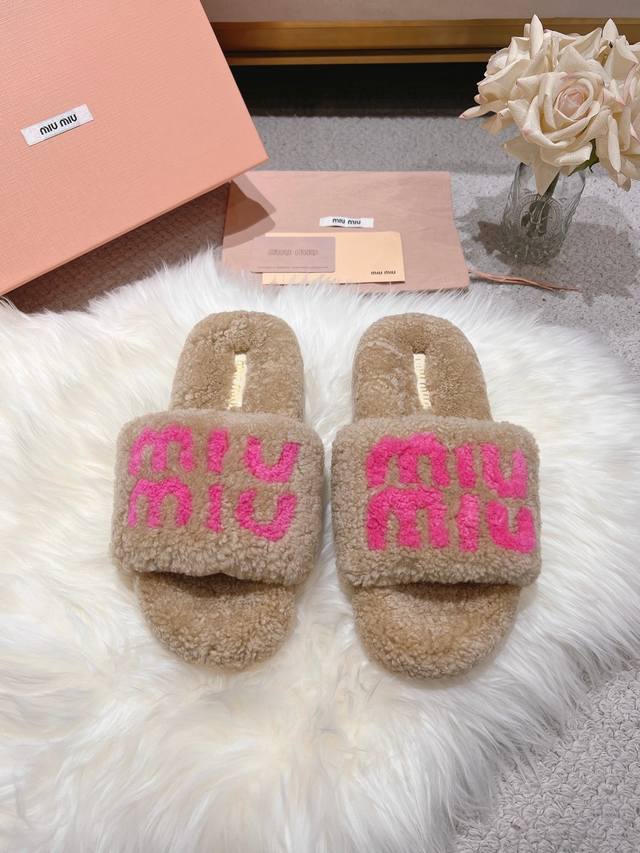 跑量款 A卷羊羔毛杏色 miumiu*爆款毛拖 2024新毛毛鞋 顶级品质 全新冰岛羊羔毛，双层皮毛一体鞋面舒适柔软，利落线条勾勒别致廓形，挥洒自信时髦。温柔配