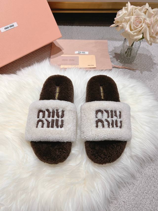 跑量款 miumiu*爆款毛拖 B卷羊羔毛白色 咖色 2024新毛毛鞋 顶级品质 全新冰岛羊羔毛，双层皮毛一体鞋面舒适柔软，利落线条勾勒别致廓形，挥洒自信时髦。