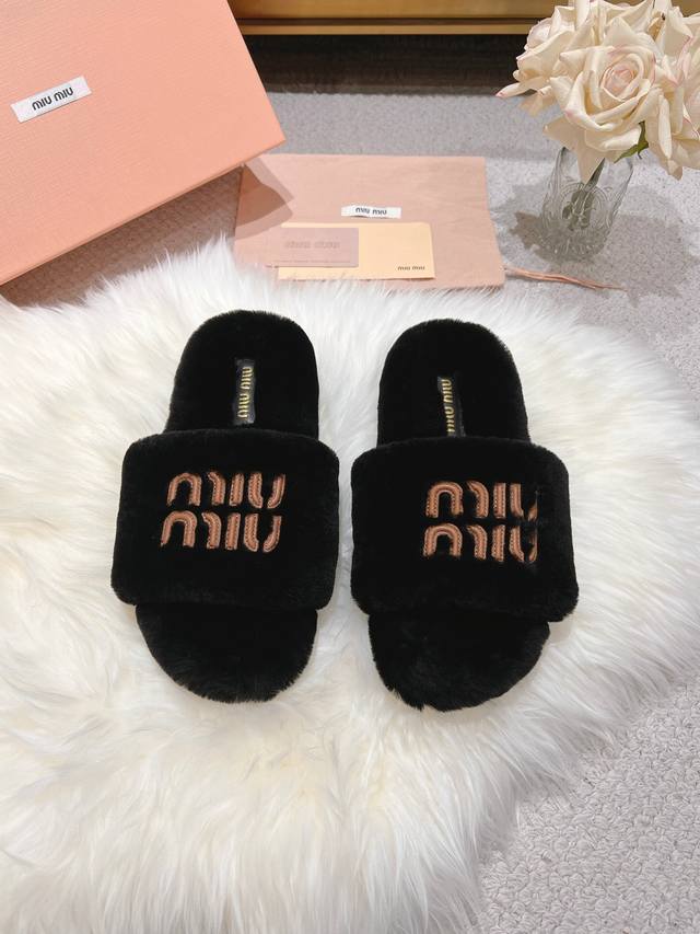 跑量款 miumiu*爆款毛拖 顶级直毛 黑色 2024新毛毛鞋 顶级品质 全新冰岛羊羔毛，双层皮毛一体鞋面舒适柔软，利落线条勾勒别致廓形，挥洒自信时髦。温柔配