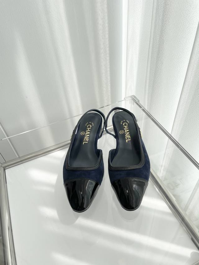 小香2024夏季新品 ～～～小香新款凉鞋！同原版1：1复制！非市场普通版本。 面料：漆皮or麂皮 内里：羊皮 跟高：1.5cm 大底：意大利皮底 码数：35-3