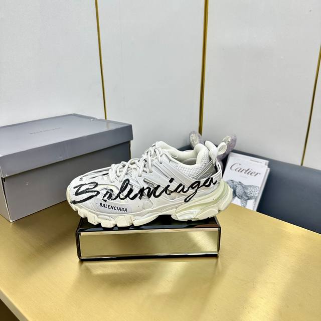 巴黎是家3代系列 Balenciag*a Track 3.0 低帮老爹鞋 做旧黑色涂鸦 知名巴黎大厂出品 原装大盒 从里到外 一切百分百还原ZP配置 细节品质毋