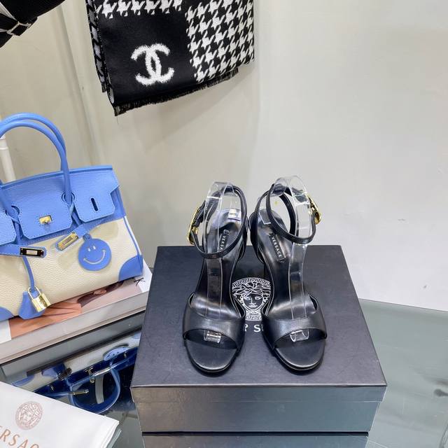 跑量价 独家新款Versace 范思哲21s秋季新款秀 场米兰秀场同简约干练的版型，童话般的亚特兰蒂斯或神奇的海洋主题，明亮的荧光色和各种彩色配色，鲜艳的颜色和