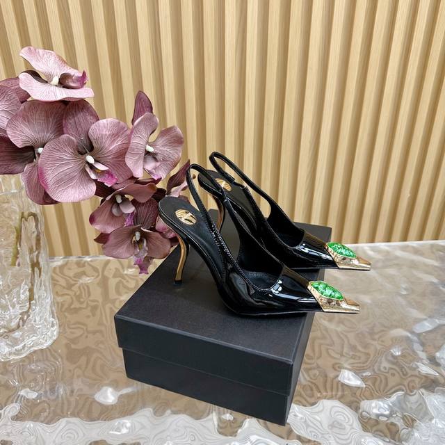 专柜同步更新 大宝石 YSL 圣罗兰 SS2024夏季新品 优雅大气高跟凉鞋 2024全新春夏系列后带方扣高跟凉鞋 ！ 尖头高跟拖鞋淡淡的夏日里怎么少得了一双仙