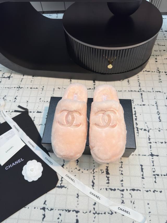 chanel fw24 new arrival～ 小香羊毛拖鞋新品，人见人爱的呀，太可爱了 时髦度与舒适度双双在线，公主风呀 皮毛一体材质，真材实料的，冬日绝配
