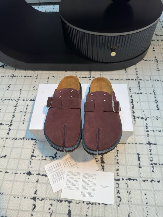 Maison Margiel* MM6 2024春夏新款分趾勃肯拖鞋 今年新款分脚趾勃肯鞋也太好看了吧！干干净净的颜色搭配经典的分脚趾 看似没改变其实细节更改许