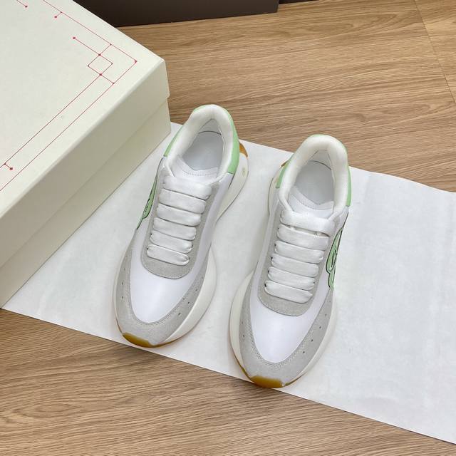 情侣款ALEXANDER MCQUEEN 亚历山大.麦昆情侣款，2024新款Sprint运动跑步老爹鞋 采用了白色进口环保皮革拼接和印花凹凸字体工艺的鞋面与轮廓