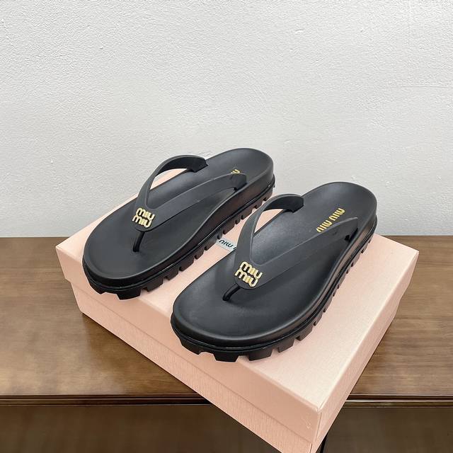 miumiu24春夏 大热厚底拖鞋熊猫配色更是频频出现在各大时装杂志封面 张元英等各路明星、小红书博主着用舒适夏日标配闭眼入都是不会后悔 搭配还是可咸可甜 ZP