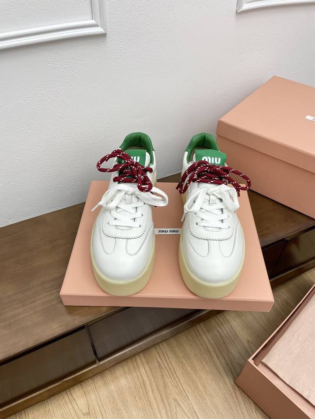 顶级版本miumiu缪缪2024秋冬新款增高厚底休闲运鞋 MiuMiu秀场适当独一无二的擦色工艺工艺来自Miu Miu系列的细节特写 新季的潮流要素一 与此刻挚