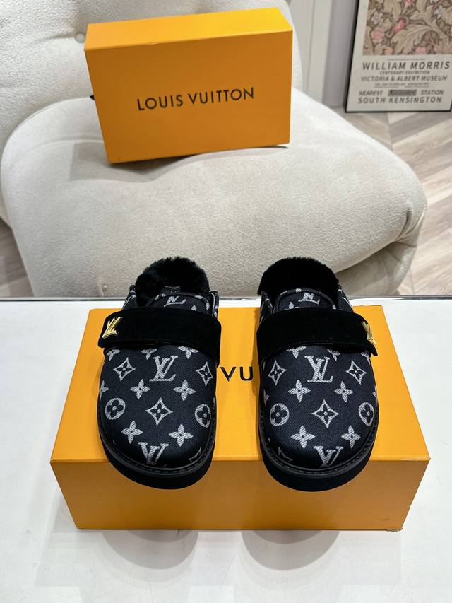 LV家最新走秀款毛拖，火爆推出很时尚的一款设计独具一格，局部品牌Logo点缀，低调又凸显品牌魅力，此款适合很多人群，上脚舒适、显瘦，在色彩搭配方面也很高大上 鞋