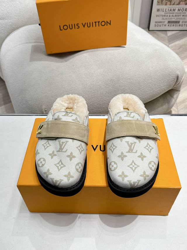 LV家最新走秀款毛拖，火爆推出很时尚的一款设计独具一格，局部品牌Logo点缀，低调又凸显品牌魅力，此款适合很多人群，上脚舒适、显瘦，在色彩搭配方面也很高大上 鞋