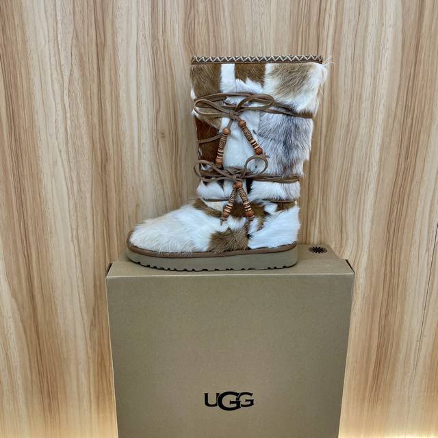 UGG 名族风天珠系采用不规则撞色设计，环保防水貂材质兼具时髦与功能属性 注明：拼色款每双颜色都不规则无法配对 鞋面：貂毛 内里：羊皮毛一体 大底：EVA发泡底