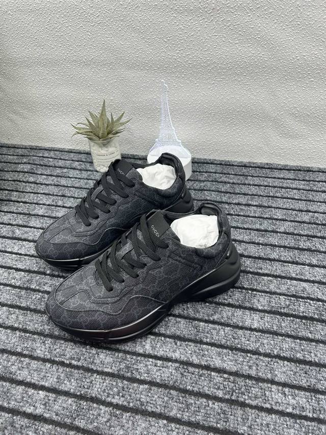 Gucci古驰G家 Rhyton系列 最新版面 双G 老爹鞋 情侣款 厚底 休闲 运动鞋 原版购入开发 做货 这款Rhyton系列运动鞋采用象牙白色皮革搭配复