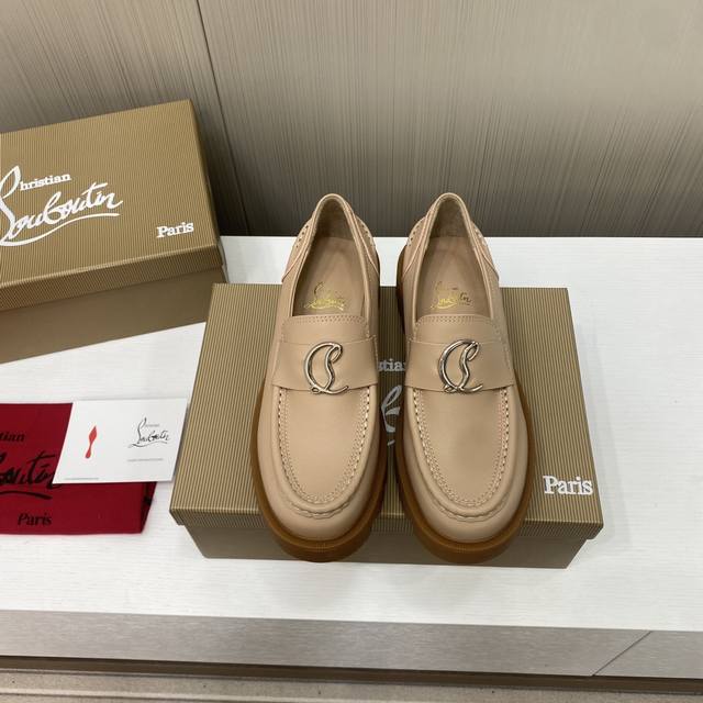 出厂价 顶级版本独家定制 CL红底乐福鞋 代购级⑦个颜色供选择。重磅推出 Christian Louboutin CL 标识设计红底鞋最新走秀款筑简称CL红底鞋