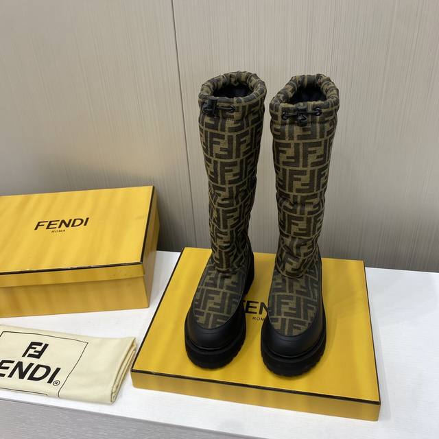 出厂价 顶级品质 FENDI芬迪 秋冬走秀款马丁靴，头层牛皮面料搭配F家经典老花、牛皮位全油边、后包高周波压印有皮里真羊毛里可选、机车造型时尚前卫，上脚非常舒适