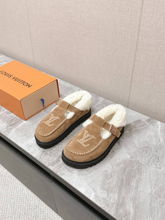 LV路易威登最新款秋冬新款纯羊毛拖厚底增高外穿羊毛拖 半包羊毛拖后跟附带固定扣小个子必入款 增高显瘦 精致高级 慵懒又不乏高级感，毛茸茸的太可爱了！鞋面、内里、