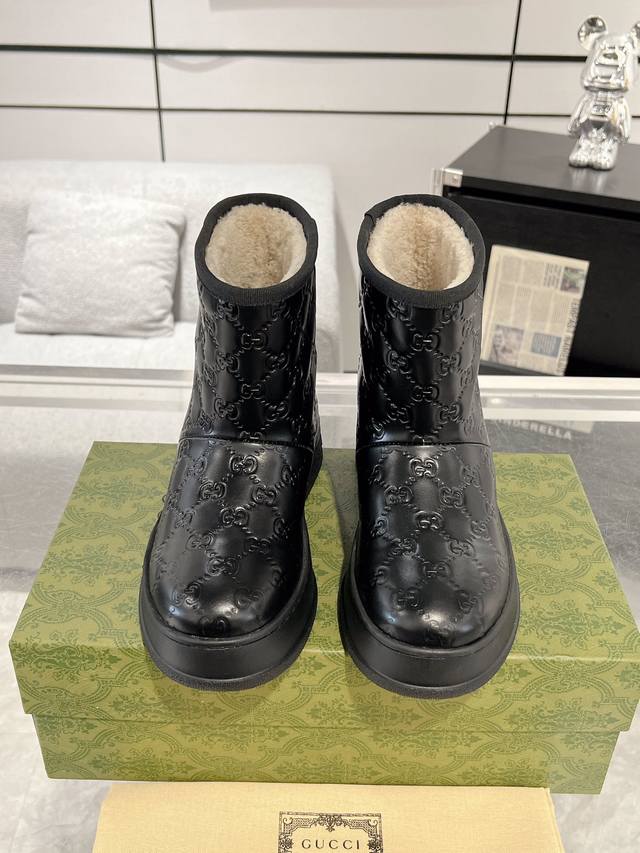 Gucci 女士压纹雪地靴 羊毛短靴 全新系列聚焦基础廓形与经典细节。这款女士便鞋选用品牌独具辨识度的GG绒面材质匠心制作，经典马衔扣元素更添品牌标识内涵。 鞋