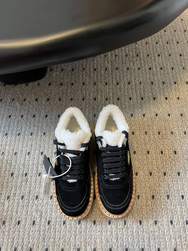 代购级版本 PRAD*A 24FW普拉达 厚底休闲羊毛深口短靴 毛毛鞋 这款运动鞋延续经久不衰的轮廓， 是新款经典单品 采用麂皮 精心制作， 提升格调 款式轻盈
