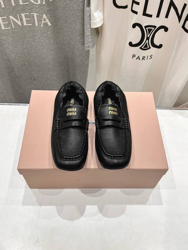 高版本出厂 平底 MiuMiu 缪缪25ss早春走秀新款一脚蹬懒人鞋玛丽珍芭蕾舞鞋 平底单鞋 官方春夏走秀新款，时髦百搭 即可咸又可甜 一点也不磨脚 无论光脚穿