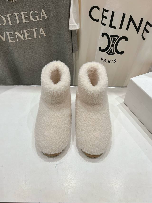 高版本出厂 Prada*普拉达2024ss秋冬新款直筒雪地靴羊毛短靴 时尚大方的设计呈现经典轮廓。不管面对任何场所 主场只属于你！ 面料：羊毛 内里：羊毛 五金