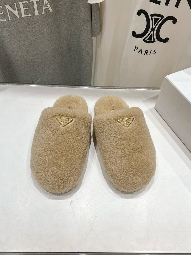 高版本出厂 Prada*普拉达2024ss秋冬新款毛里居家半包拖鞋乐福鞋闪亮登场 时尚大方的设计呈现经典轮廓。不管面对任何场所 主场只属于你！ 面料：进口羊卷毛