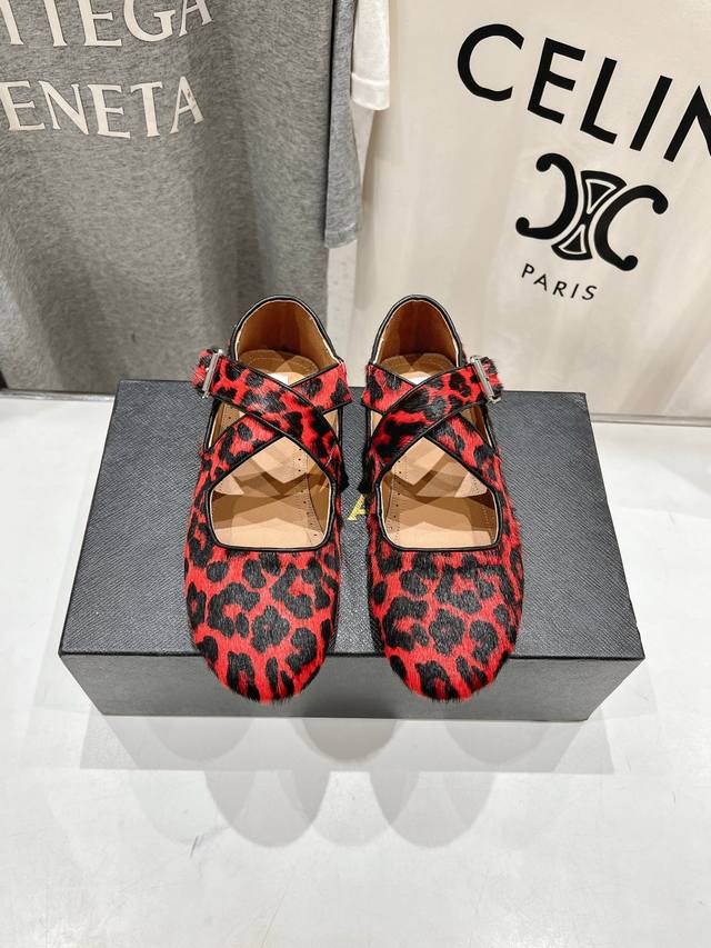 高版本出厂 独家新品 Alaia 阿莱亚24ss 走秀款平底芭蕾舞鞋 最近超火的一款平底鞋 章小蕙同款 甜酷芭蕾风 人气超高的一款芭蕾舞鞋，浪漫又迷人 舒适百搭
