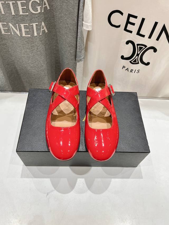 高版本出厂 独家新品 Alaia 阿莱亚24ss 走秀款平底芭蕾舞鞋 最近超火的一款平底鞋 章小蕙同款 甜酷芭蕾风 人气超高的一款芭蕾舞鞋，浪漫又迷人 舒适百搭
