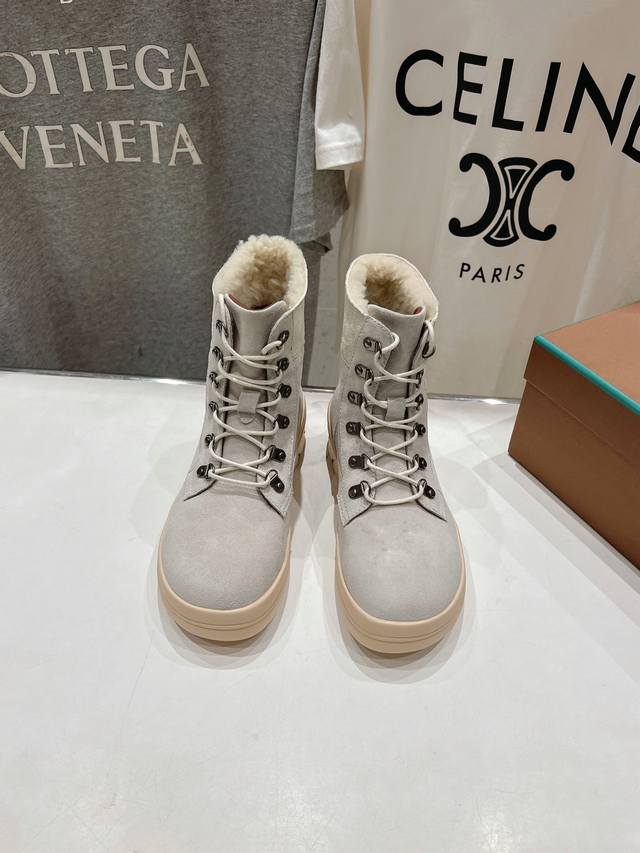 高版本出厂 皮里 毛里 Loropiana LP诺悠翩雅24ss秋冬新款 Lakeside 绑带羊毛短靴雪地靴 这款短靴采用头层牛皮制成，十分耐用且柔软，上脚非