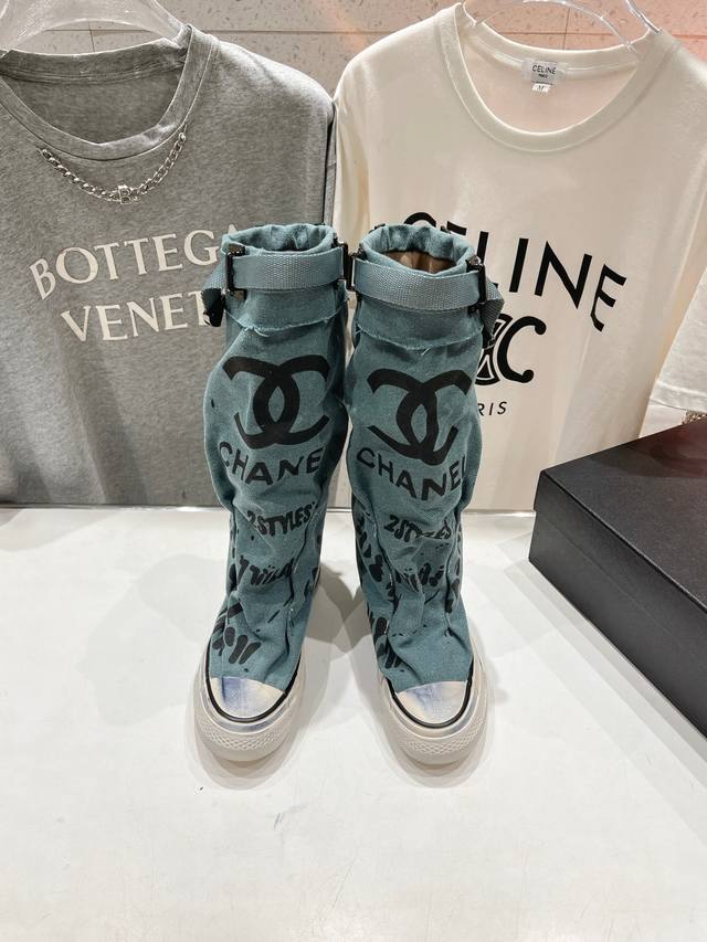 高版本出厂 CHANE*小香网红爆款中古涂鸦帆布裤管靴太有范儿了复古coco女鞋 这款靴的设计灵感来源于街头艺术与自由精神的碰撞靴身采用优质的帆布材质，不仅柔软