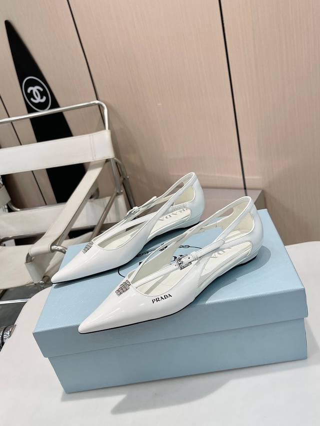 Prada顶级版本 小猫跟 2024重磅推出普拉达最新款中空鞋，Prada字母+水钻 YYDS系列 PRADA早春T台走秀网红同款＂造梦不夜城＂，Prada能在