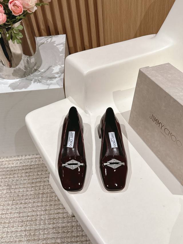 高版本Jimmy Choo 4 春夏新品爆款 乐福单鞋 高跟 系列单品 -超级A的一款啊！美得让人窒息！镂空设计给人以一种很神秘的感觉，奢华又不失低调 不管是衣