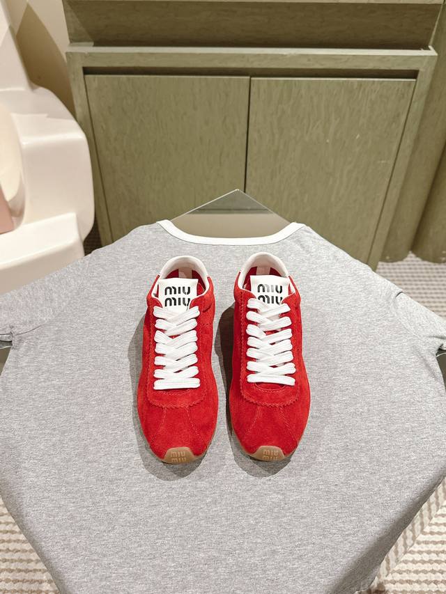 缪缪MIUMIU最新皮面复古德训鞋；阿甘鞋；芭蕾运动鞋 这款系带休闲运动鞋妥妥的美式复古风格～上脚超级好看舒适经典百搭的绝绝子单品 牛皮面料，羊皮内里 垫脚 原