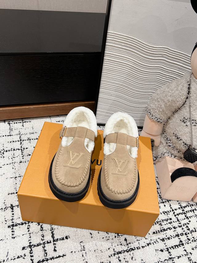 顶级品质 Lv fw 24 new arrival～ 1v24秋冬可爱毛毛鞋，勃肯鞋型体，玛丽珍T待设计；把时髦想要的元素融为一体！ 鞋面用皮条纯手工缝制，彰显