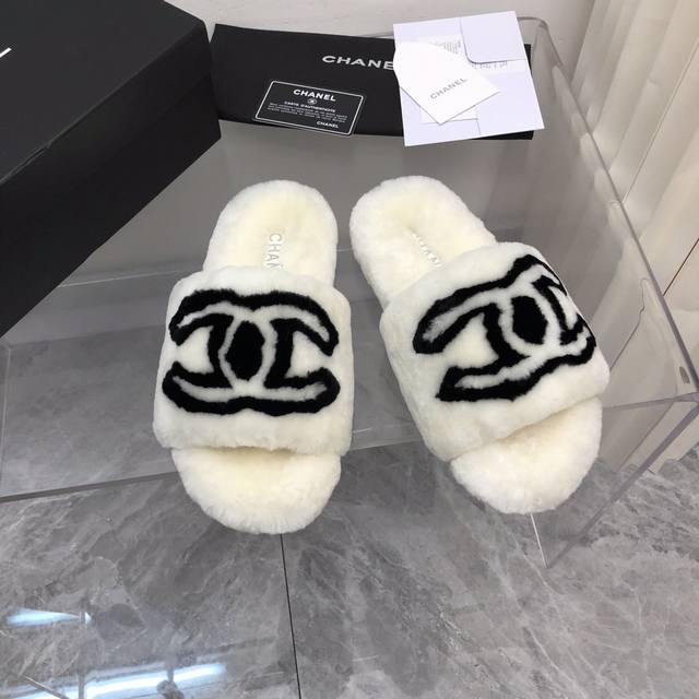 Chanel香奈儿毛毛拖Chanel 2024 早秋休闲毛拖系列。独家开模大底 C#logo 休闲搭百搭又时髦，定制加厚羊毛 纯手缝工线, 更牢固. 节细决定品