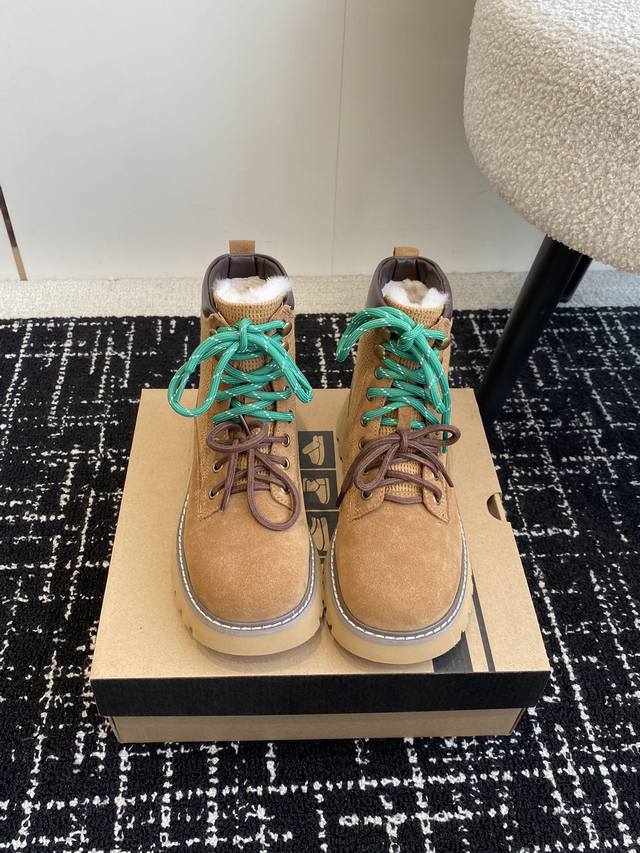 代购级 UGG.皮毛一体雪地靴 看多了经典款 需要一些点缀 今年特别爱毛线编织 成为寒冬流行穿搭的主流趋势 漫长的冬日还有什么比舒适度保暖更渴求呢 Size：#