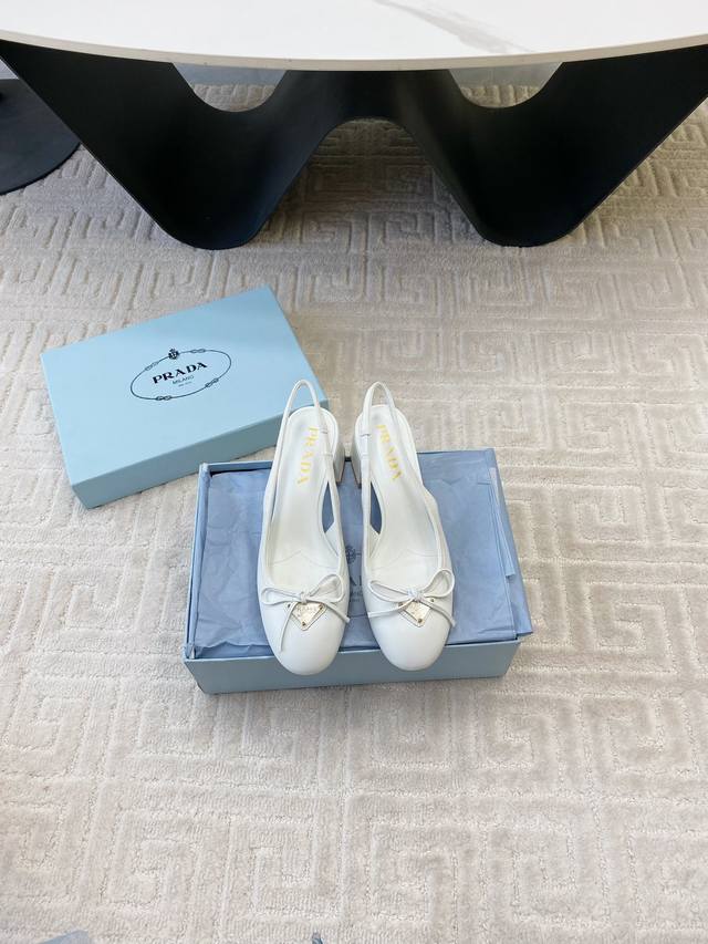 出厂价 PRADA 普拉达 经典款 三角标单鞋系列，简单的设计大概就是它最让人喜欢的点。标志性的三角标很有自己的品牌个性 面料采用小牛漆皮 内里垫脚混种羊皮 意
