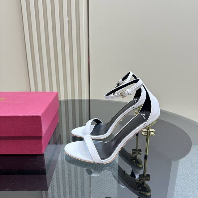 试试不一样的Elisabetta Franchi高跟鞋 一个轻奢品牌 Elisabetta Franchi Elisabetta Franchi绝美高跟时装秀场