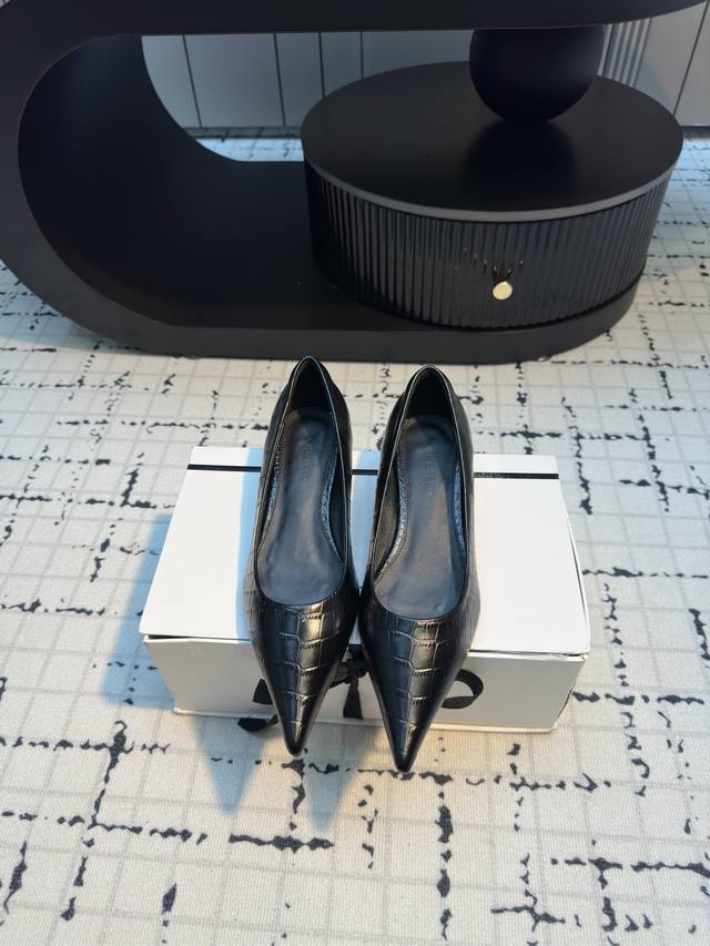 小众单品 Cotemp54FW 尖头单鞋系列 尖头坡跟鞋系列中较为特别的款，采用缎面刺绣环保亮片材质，整双鞋履散发着错落的金属光泽。 采用拟手工刺绣工艺，确保鞋