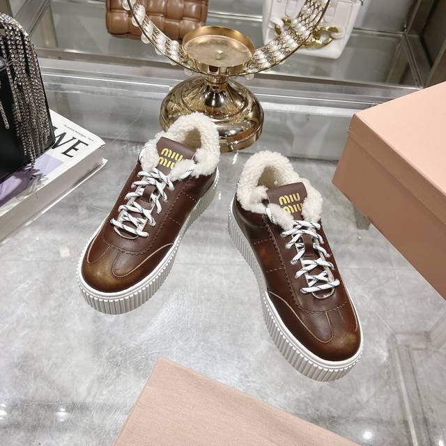 出厂 Miu Miu 24ss 缪缪厚底饼干底 24ss 春夏新款英伦风系带 小白鞋 休闲鞋 MiuMiu秀场适当独一无二的擦色工艺工艺来自Miu Miu系列的