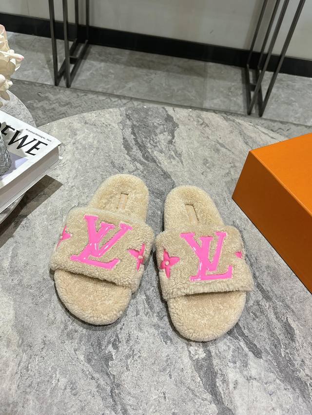 滴胶款 LV驴牌24ss新款羊毛拖鞋頂级品质纯皮毛一体羔羊毛打造！米超温暖的感觉，穿上仿佛踩在云朵上，精致高级！让这双毛拖身价陡增！鞋底是原版开模的防滑橡胶大底