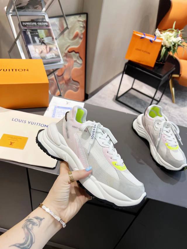 LV路易威登Run 55 运动鞋拼合网格面料、橡胶和粘胶等科技材质，搭配牛皮革材质，共同洋溢运动格调。Monogram 帆布后袢带等标志性元素传递品牌意趣 35