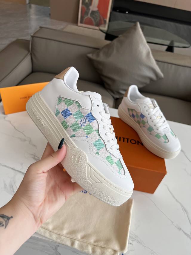 本款 LV Groovy 运动鞋出自 Damierlicious 系列，以粉彩新色渲染 Damier 帆布，匠心演绎 1970 年代风尚。别致加厚外底绽放 Mo