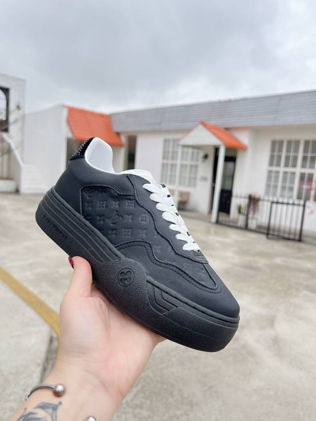 本款 LV Groovy platform 运动鞋为牛皮革局部压印 Monogram 图案，并拼接七十年代鞋面与大号橡胶外底。鞋带装饰和外底绽放 Monogra