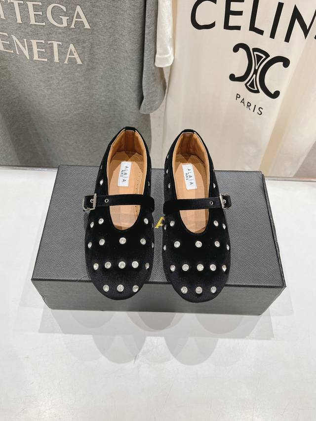高版本出厂 独家新品 Alaia 阿莱亚24ss 走秀款糖果色平底芭蕾舞鞋 最近超火的一款平底鞋 章小蕙同款 甜酷芭蕾风 人气超高的一款芭蕾舞鞋，浪漫又迷人 舒