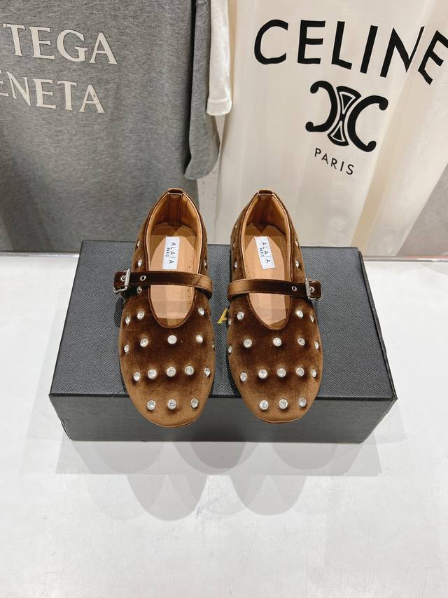 高版本出厂 独家新品 Alaia 阿莱亚24ss 走秀款糖果色平底芭蕾舞鞋 最近超火的一款平底鞋 章小蕙同款 甜酷芭蕾风 人气超高的一款芭蕾舞鞋，浪漫又迷人 舒