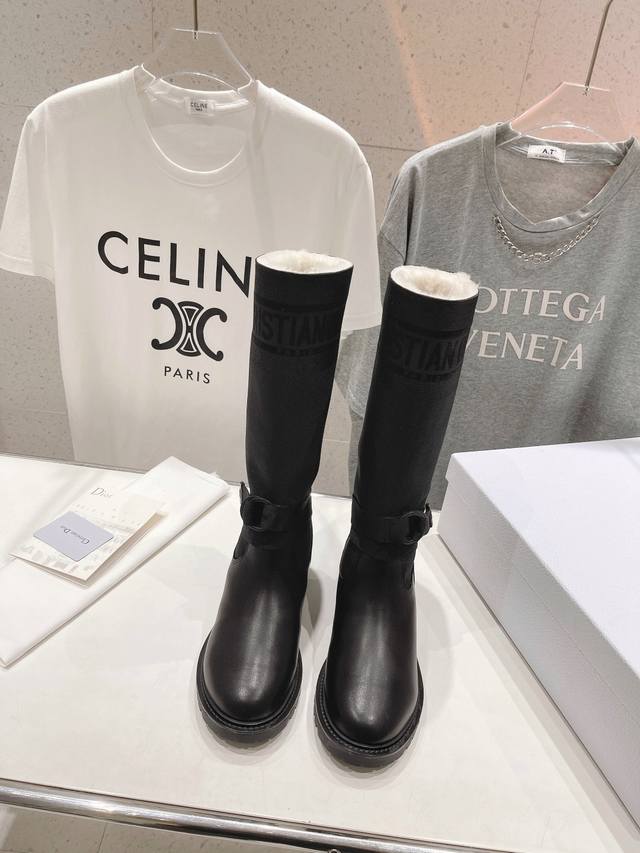 高版本出厂 毛里 Dior* D家2024ss走秀款加毛里工装中筒靴 小红书爆款，各大明星网红的最爱～ 鞋面采用原版牛皮，原版定制靴筒 内里垫脚采用原版进口羊毛