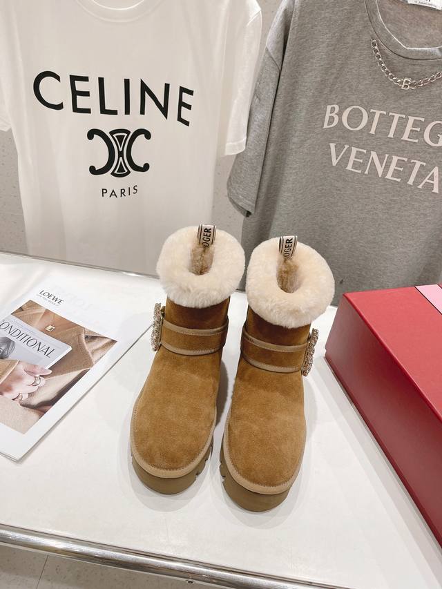 高版本出厂 Roger Vivier RV今年最美的雪地靴！秒杀市场版本，太懂女人心思了，侧钻扣的细节十分精致，水晶方扣饰扣羊毛边漆皮裸靴， 第一眼就爱上 亮亮