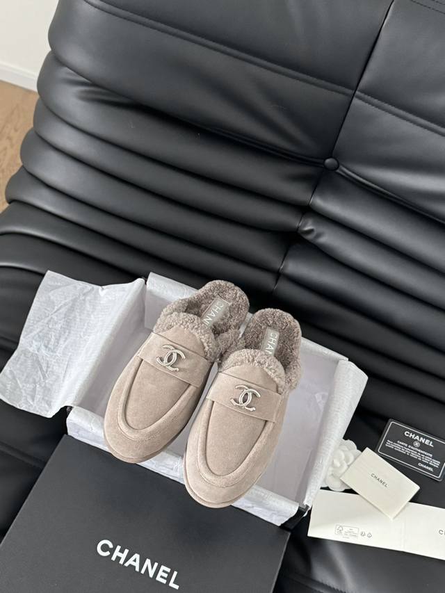 Chanel 24K秋冬新款毛茸茸半拖 泰迪毛毛鞋 很舒服诶 美拉德棕色还是很适合秋冬的～ 鞋面麂皮 内里皮毛一体 真皮大底 Size:35-39 其他码数定做