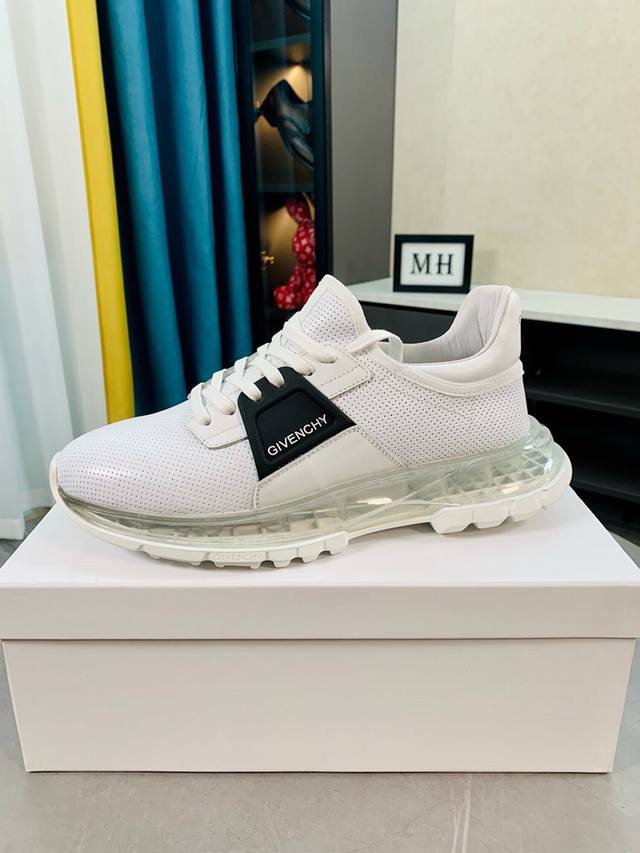 出厂价 Givenchy 纪梵希 高端版本 专柜同步发售鞋面 意大利进口品牌Logo印花布匹 尽显奢华，羊皮内里加上双层组合，脚感舒适，鞋底 原厂特供气垫Tup