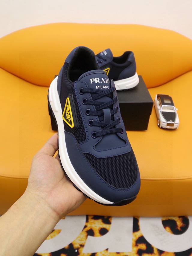 工厂价 全牛货 专柜一比一 Prada-普拉达 ～市场潮款男鞋鞋 年主推原单货 官网直营店有售！此款充分展现设计师的神作！男士高端休闲板鞋 懒人套脚 、夏季很流